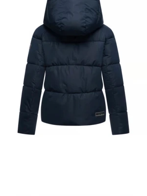 Mörkblå pufferjacka från Navahoo - Snygg mörkblå pufferjacka från Navahoo med stor huva och dragkedja framtill. Jackan har en quiltad design med breda paneler och diskret logga på ärmen och baktill. Perfekt för kalla dagar och ger en modern, sportig look.