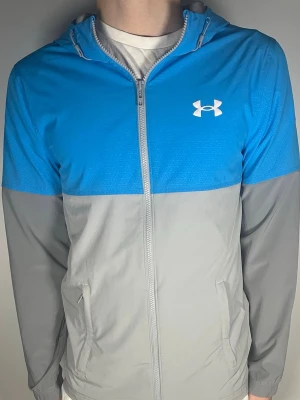 Under Armour windbreak - Säljer en riktig snygg och trendig Under Armour windbreaker i fint skick, storlek S, vid frågor är det bara att skriva //Gramenti