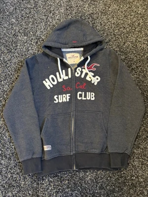 Hollister hoodie zip / vintage 2000’s - Sälker nu en sjukt eftertraktad hollister tröja. Storlek S. Skick 9/10. Modellen produceras ej längre och är väldigt sällsynt. Obs kan även gå ner i pris vid snabb affär! 
