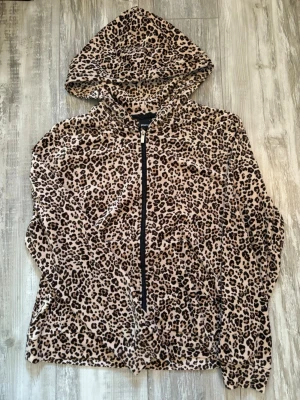 leopard zip up hoodie i velour från Gina Tricot - Mjuk och skön leopard zip up hoodie i velour från Gina Tricot. Är i storlek L men passar också som en lös M, perfekt för en avslappnad och trendig look!