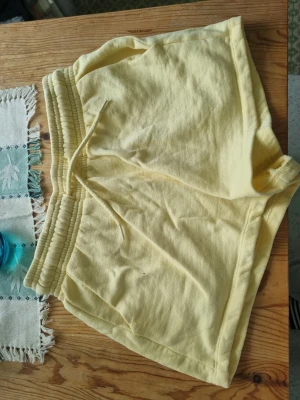 Gula mjuka shorts med snörning - Snygga ljusgula shorts i mjuk bomull med elastisk midja och snörning. Perfekta för varma dagar och chill hemma. Klassisk passform och enkel stil som funkar till det mesta.