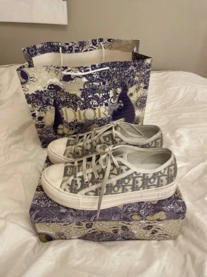 Dior sneakers - As snygga Dior Walk n Sneakers. Kan tänka mig byta mot 37 i grå eller mörkblå, använda ca 4 gånger. Självklart äkta som man kan se på bilderna. Bara att höra av sig vid funderingar🥰 Passar 38-39.