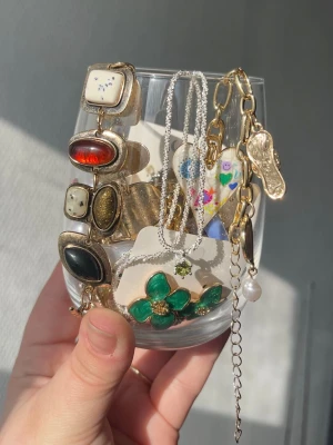 Mystery jewelry jar  - Samling med unika smycken: mix av både armband, halsband och örhängen! Både guld och silversmycken men mestadels guld. Perfekt för dig som gillar att mixa stilar och färger.