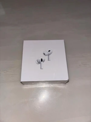 Apple AirPods Pro 2 USB-C - Säljer ett par Apple AirPods Pro (2:a generationen) med MagSafe-laddningsetui och USB-C. Trådlösa in-ear-hörlurar i vit färg med stilren och kompakt design. Perfekta för musik, samtal och brusreducering. Levereras i originalförpackning.