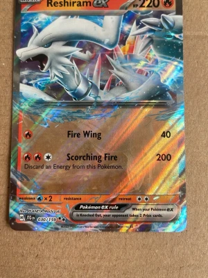 Reshiram ex 030/158 - Erbjuder ett Reshiram EX-kort med imponerande artwork och holoeffekt. Ett attraktivt kort för dig som samlar på Pokémon EX-kort eller bygger en samling med legendariska Pokémon. Kortet förvaras i skyddsficka och säljs i befintligt skick – se bilder för egen bedömning.  ✨ Reshiram EX ✨ 220 HP ✨ Legendarisk Pokémon ✨ Perfekt för samlingen eller som displaykort