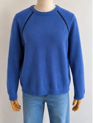 Vintage Polo Jeans Ralph Lauren Stickad Tröja XL – 90s Style 🔥 - Klassisk stickad tröja från Polo Ralph Lauren / Polo Jeans Co. i snygg blå färg med svarta detaljer. Vintage känsla och clean oversized fit som passar perfekt till streetwear eller casual outfits. ✔️ 100% bomull ✔️ Storlek XL ✔️ Mjuk och bekväm kvalitet ✔️ Tidlös 90s/Y2K vibe ✔️ Bra använt skick Perfekt för lager-på-lager eller som statement piece till jeans/cargos 👌 Svår att hitta i denna modellen och färgen.
