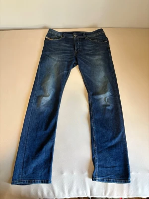 Diesel - Waykee - Jeans straight leg  - Mörkblå jeans med raka ben och diskreta slitningar på framsidan. Jeansen har en tvättad look och är tillverkade i denim, perfekt för en avslappnad stil.