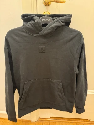 Amendi hoodie svart - Snygg hoodie från amendi med liten logga i mitten av bröstet. Hoodie är endast använd 2 gånger. Nypris: 749