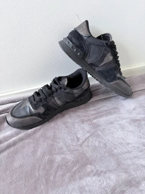 Valentinos Rockrunners - Säljer dessa riktigt feta Rockrunners till riktigt bra pris! Skorna är i hyffsat skick och strl 40! Tveka inte för att höra av er vid minsta fundering! 