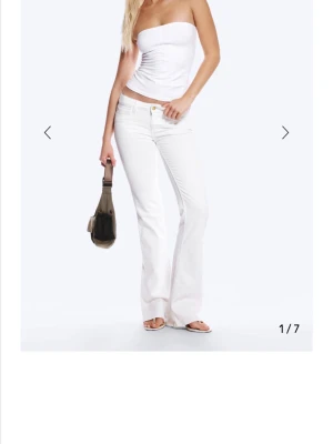 Vita bootcut jeans från Cheap Monday - Säljer ett par vita bootcut jeans från Cheap Monday. Aldrig använda kvitto och prislapp finns. Säljer då jag inte kan lämna tillbaka. Storlek 26/32 