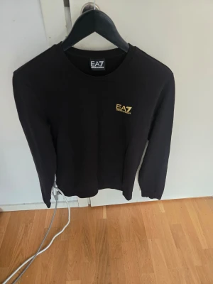 Svart EA7 sweatshirt med guld tryck  - Helt ny aldrig använd