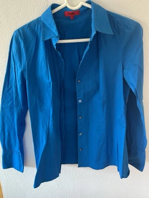 HUGO Boss blå skjorta - Säljer fin blå skjorta från HUGO by Hugo Boss i storlek XS/S (EU 36). Klassisk modell med knappar och bra passform. Jättefin färg som är lätt att styla! ✨ Bra skick. Perfekt till jeans, kjol eller under kavaj. Frågor? Skriv gärna! Kan skickas snabbt 😊