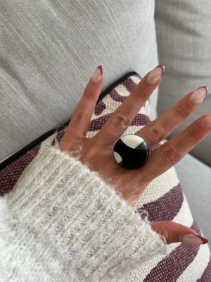 Ring  - Säljer denna handgjorda ring.  Knapparna är vintage men själva ringen/ringstommen är helt ny och oanvänd. Materialet är rostfritt stål och varken tappar färg eller färgar av sig på huden. Ringen tål vatten. Storleken är justerbar, man kan trycka ihop och dra isär ringen till önskad storlek. Perfekt för dig som vill bära något unikt!