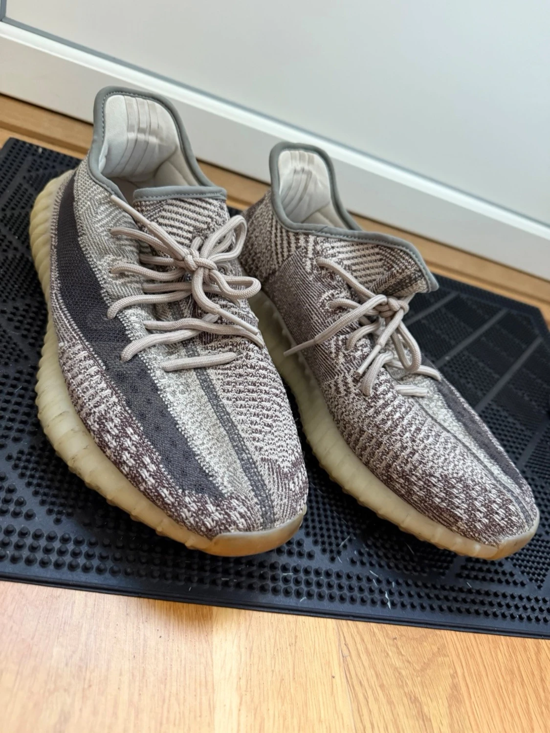 Yeezy Boost 350 V2 i beige och brunt - 1