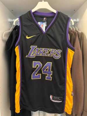 Kobe Bryant linne - Lakers linne #24 Kobe Bryant. Oanvänd