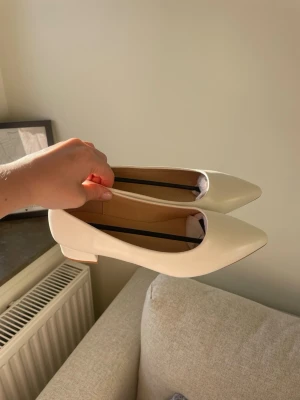 Helt nya vita ballerina med låg klack - Säljder dessa supersnygga vita klackarna/ballerina skorna i storlek 38, då dom tyvärr är för stora för mig. Jag tror att dessa skulle passa bättre på någon med storlek 38,5/39💕 Skorna är aldrig använda!