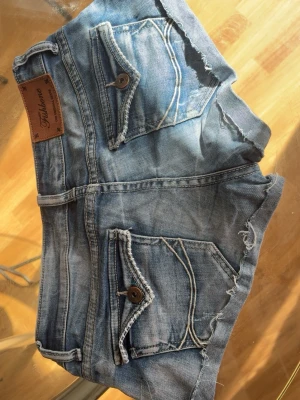 Lowrise shorts - Defekt: textillim på höger sida Waist 35 Rise 17 Size 26 Detaljer på fickorna