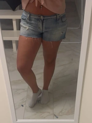 Shorts  - As snygga lågmidjade shorts! Perfekta till sommaren. Pris kan diskuteras 🤍🤍