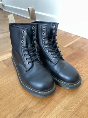 Dr. martens - Dr. martens i storlek 40 (passar mig som har strl. 39-40). Fint skick!