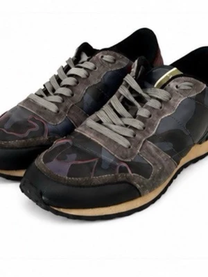 Valentino rockrunners  - Snygga sneakers från Valentino med camomönster i grått, svart och mörkblått. Skorna har gråa skosnören, svarta detaljer och beige sula. Materialmix av mocka och textil ger en cool och unik look. Perfekta för dig som vill sticka ut med stil. 