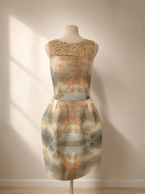 H&M, Conscious Collection Klänning 42 Organic Cotton Silk Beaded Dress Party Cocktail - •Skick: Ny utan prislapp •Storlek: 42 •Material: Organic cotton & silk-blandning med pärlbroderad överdel. Fodrad.  Elegant klänning från H&M Conscious Collection med pärlor och stenar framtill samt fint mönstrat tyg i beige/grå toner. Osynlig dragkedja i sidan. Välarbetad modell med markerad midja och lite tyngre känsla i tyget. Passar fint till fest, middag, bröllop eller cocktailkväll.  Skickar fort!