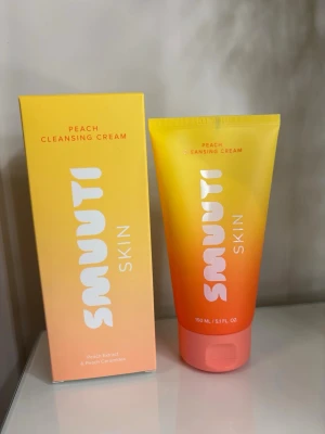 Smuuti Skin Peach Cleansing Cream - Fräsch rengöringskräm från Smuutti Skin med persikoextrakt. Tuben är i en snygg gul till orange ombre med vit text och rymmer 150 ml. Perfekt för dig som vill ha en mild och effektiv rengöring med en fruktig touch. Helt ny inte ens öppnad.