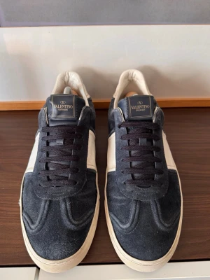 Valentino Flycrew - Säljer nu dessa Valentino Flycrew. Size 44 och i fint skick (3 nitar saknas och sömmarna har släppt på vissa ställen) Endast skor medföljer, riktigt schyssta skor. För fler bilder eller frågor hör av er i PM.