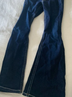 Mörkblå bootcut jeans - Mörkblåa jeans från Gina tricot i storlek 146. De är använda några gånger men har inga defekter eller nåt. Väldigt fint skick. Bootcut/flare