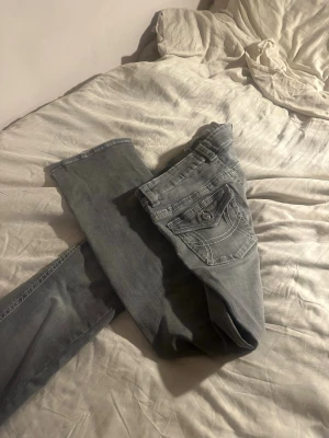 Fina gråa jeans  - Aldrig använda så i väldigt gott skick!! Super super fina men aldrig tyckt att dem passar mig🥰