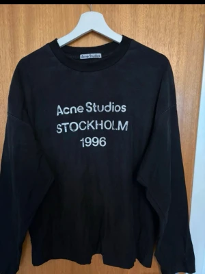 Svart Acne Studios sweatshirt - Säljer nu denna riktig feta longsleeve från acne studios då de inte passar mig riktigt. Perfekt för dig som vill skina nu på sommaren! Väldigt fin skick och passar till allt