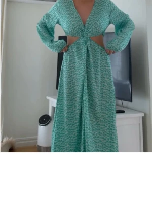 Hm cutout klänning - Såå fin! Har ett litet hål i armen kan skicka bild om någon vill!