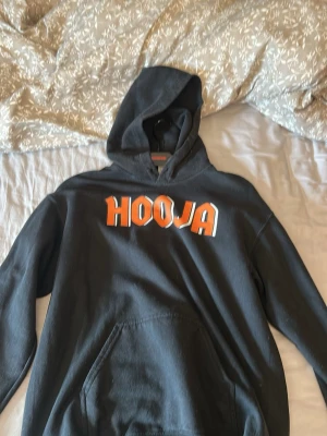 Svart Hooja hoodie med tryck - Svart hooja hoodie. Använts fåtal gånger. Pris går att diskuteras!