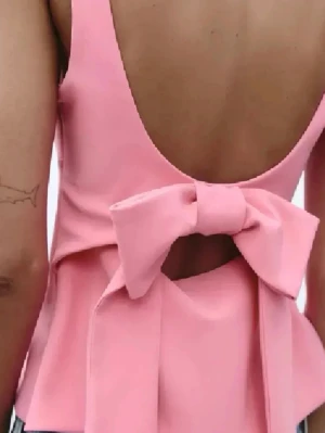 Topp från Zara - Slutsåld topp från Zara! Använd fåtal gånger och har inga defekter 🌸 Super söt nu till sommaren 