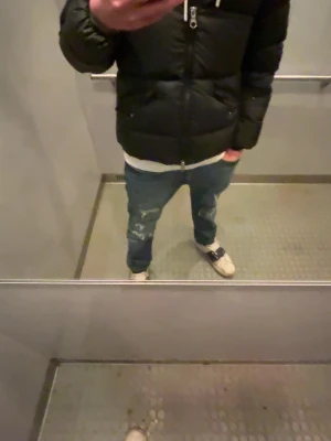 Svart pufferjacka med dragkedja - Säljer denna Gant jacka med nypris på 4299. Använder sparsamt och försiktigt, inga slitage eller liknande. Vid intresse kommer fler bilder. 