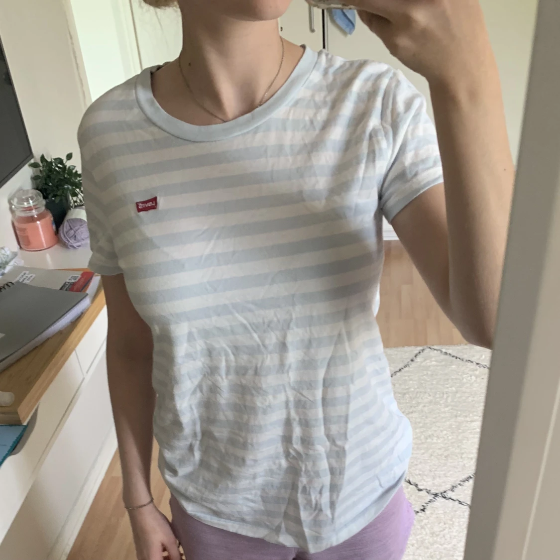 Levis tröja med ljusa ränder