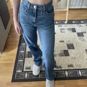 Baggy jeans från zara som aldrig använts