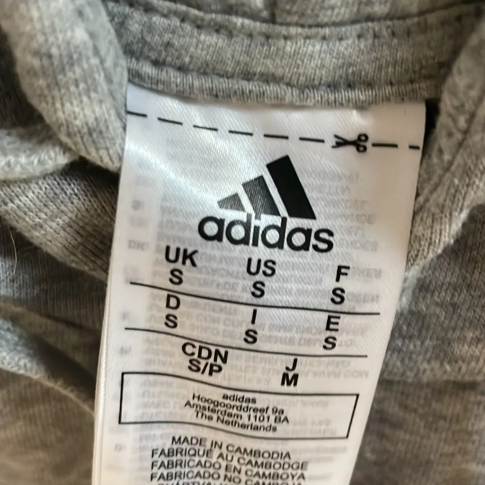 Detta är en grå fint skick adidas hoodie och vill sälja den för passar inte mig längre den är storlek S och inga skador och hör gärna av er om ni är intresserade. Hoodies.