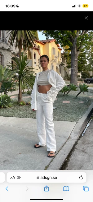 A-dsgn linnebyxor - Köpta här på plick i våras med aldrig kommit till användning efter dess. Fick hjälp att sy ner midjan så de är midwaist nu. Kostar orginellt 799kr, säljer för 400kr💗