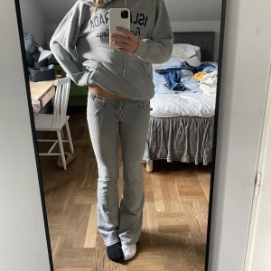 Lågmidjade gråa jeans  - Lågmidjade bootcut jeans. Perfekt på mig som är ca 175. Strl XS/S, 250kr🫶🏼