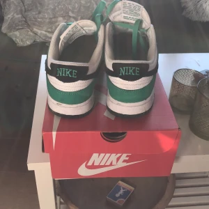 Dunks - Sälja mina fräscha dunks från footlocker. Storlek 41. Condition 10/10. Priset kan diskuteras 