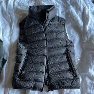 Polo ralph lauren vest - en super fin polo väst som tyvärr har blivigt lite för liten. super bra skick! skulle kanske säga att den sitter mer som en xs