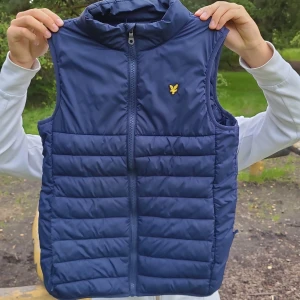 Lyle and scott väst - Lite skador, ett litet hål som man kan sy. Nypris 770