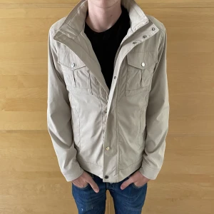 J.Lindeberg Bailey jacket  - Tja säljer en riktigt fet jacka från J.Lindeberg! Jackan är i 10/10 och aldrig använd! Högt pris tack vare skicket! Riktigt fin utan defekter! Storlek S passar runt 180cm! Färg beige men ser ut som vit!