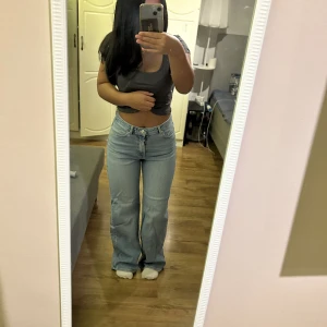 Jeans - Säljer dom här as snygga ljusblå vida jeansen från Carin Wester. Väldig sköna jeans men har tyvärr aldrig kommit till användning då dom är alldeles för långa för mig.💗😊