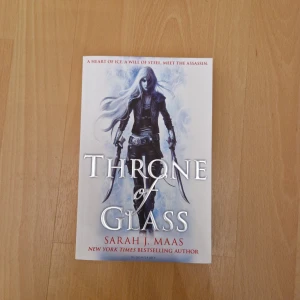 Throne of Glass bok - Bok "Throne of Glass" av Sarah J. Maas, på engelska. Pocket, aldrig läst, som ny!