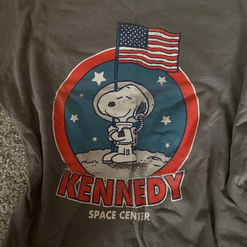 En snygg kennedy space center tshirt. Som jag inte använder längre. Skriv vid intresse.💕. T-shirts.
