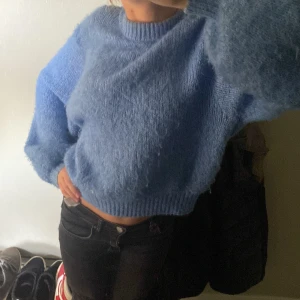 En jättefin blå stickad tröja - En jättefin fin stickad tröja som passar perfekt för vintern eller hösten!💕sälj för inte kommit till användning, nypris:499💕