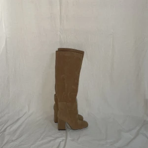 Bronx liknande klackar - Bronx-liknande klackar från Nelly. Helt oanvända!! Nypris 600kr! Galet fin färg. Perfekta till hösten. Säljer pga köpte fel storlek 