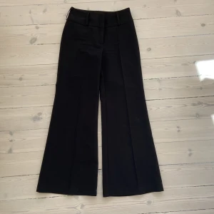 kostymbyxor - jättesnygga utsvängda vintage kostymbyxor! är tyvärr för små och för korta för mig (är 163 och brukar ha xs). skulle nog passa någon med xxs runt 155cm. så fin passform och jättebra skick. hör av er ifall ni vill ha mått/fler bilder, eller har frågor<3