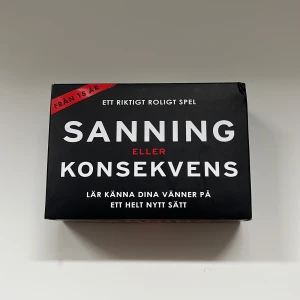 Sanning eller konsekvens  - Sanning eller konsekvens! Ett roligt spel som leder till gossip och massa skratt. Funkar perfekt till alla tillfällen; tjejmiddag, förkrök, födelsedagsmiddag osv. Funkar att köra med nya som gamla vänner och är perfekt för att lära känna varann mer ☺️